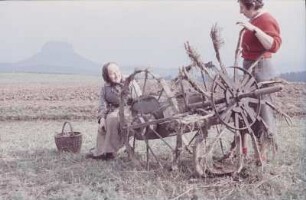 Sächsische Schweiz. Bäuerin und Ly Peter auf einem Feld, im Hintergrund der Lilienstein