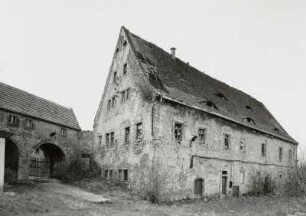 Dohna-Borthen, Kleinborthener Straße 10/12. Altes Schloß (A. 16. Jh., Umbau um 1700) und Torhaus (16. Jh.?)
