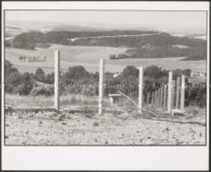 Landschaft mit ehemaligen Grenzpfählen im Vordergrund (Prämiertes Foto SP)
