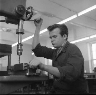 In einer Lehrwerkstatt. Lehrling an einer Bohrmaschine
