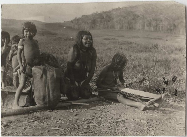 Tressage d'une bande de portage pour enfants (Kotingego)