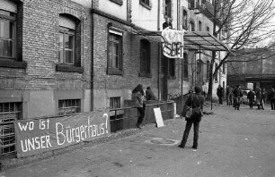 Hausbesetzung in dem zum Abbruch vorgesehenen alten Bäckereigebäude im Hinterhof Luisenstraße 24