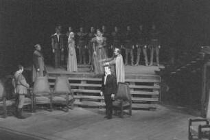 Szenenbilder aus "Hamlet" von William Shakespeare in der Regie von Fritz Wendel. Staatstheater Dresden, 13.01.1957 : Mit Horst Schulze in der Titelrolle, Thea Elster als Ophelia, Siegfried Göhler als Claudius u. a.