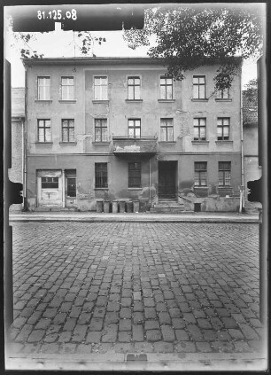 Bernau, Leninstraße (Brauerstraße). Wohnhaus mit Laden. Straßenfront