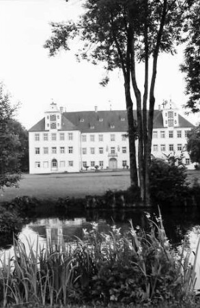 Kißlegg: Schloss (Berufsschule) vom Park aus