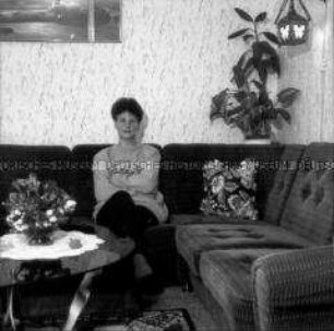 Serie Kolleginnen und Kollegen, Bürger der DDR - Ehemalige Montagearbeiterin, arbeitslos (Frau Weigelt, 48 Jahre)