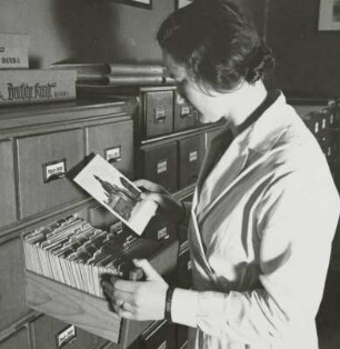 Mitarbeiterin beim Heraussuchen von Bildkarten, Sächsische Landesbildstelle, um 1937