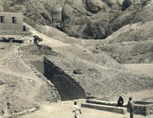 Berg mit Zugang (vielleicht zu einem Bunker)