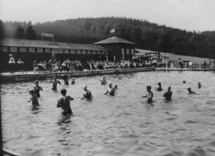 Bermsgrüner Sportler im Arbeiter-Freibad Bockau während eines Sportfestes : Bermsgrüner Sportler im Arbeiter-Freibad Bockau während eines Sportfestes