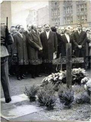 Konrad Adenauer legt am Mahnmal für Peter Fechter einen Kranz nieder