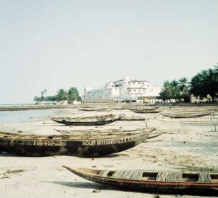 Elmina, Ghana. Blick über den Strand auf das ehemalige portugiesische Fort, 9. April 1959