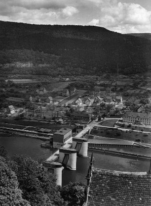 Staustufe im Neckar bei Hirschhorn