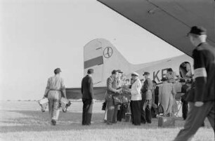 Leipzig. Flugplatz. Maschine und Passagiere