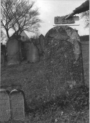 Grabstein 123 (Index: 99786802) Zustand: Inschrift größtenteils abgeblättert Maße HxBxT: 105x50x10 cm: Grabstein 123