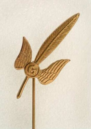 Stenographenabzeichen Deutscher Stenographenbund Gabelsberger (goldfarben, mit langer Nadel) : Medaillensammlung Stenografische Sammlung. Stenographenabzeichen Deutscher Stenographenbund Gabelsberger (geflügelte Feder, goldfarben, mit langer Nadel). Metall; Maße (ohne Nadel) 39 x 20,5 mm (1900/1926). Dresden: SLUB R c 0383