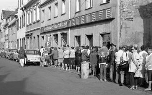 Schlange vor einer Buchhandlung