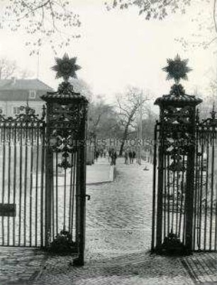 Blick auf ein Eingangstor am Schloss Charlottenburg