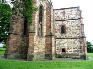 Totenkirche (Romanische Gründung)-Ansicht von Ostnordosten über Chor (Gotischer Neubau mit Strebepfeilern) sowie Querhaus Nord