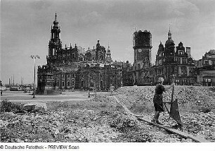 Dresden. Trümmerschutthalde gegen Ruinen von Katholischer Hofkirche (Kathedrale) und ehem. Residenzschloß