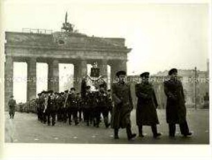 Eine Kompanie der Roten Armee am Jahrestag der Oktoberrevolution von 1917 am sowjetischen Ehrenmal im Tiergarten