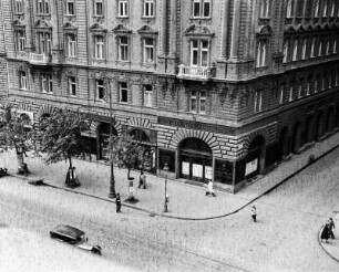 Budapest, Terez krt : Ungarn, Budapest. Blick vom Hotel Britannia auf Geschäftsstraße
