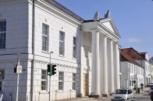 Putbus - Theater : Das klassizistische Theatergebäude. Aufgenommen am 20. April 2011 auf der Insel Rügen in Putbus