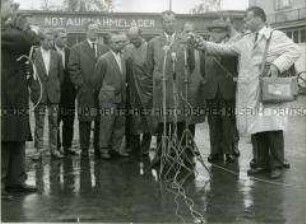 Willy Brandt im Notaufnahmelager Marienfelde