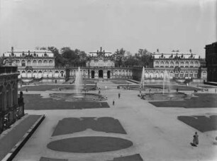 Dresden, Zwinger : Dresden-Altstadt, Zwinger. Blick vom Glockenspielpavillon in den Zwingerhof