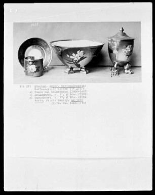 Kaffeeservice: a) Tasse und Untertasse, b) Spülkumpen, c) Zuckerdose