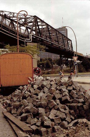 Berlin: Hochbahnbrücke über Landwehrkanal und Trebbiner Straße