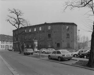 Straßenbild mit Ruine