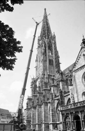 Freiburg: Dachreparatur am Münsterschiff, mit Turm; beweglicher Kran
