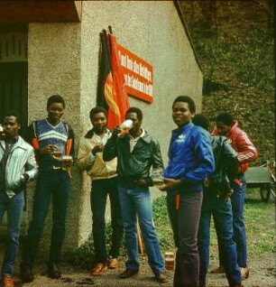 Biertrinkende Kubaner : Leipzig OT Podelwitz. Zu den 1. Mai Märschen in der DDR wurden oftmals gleichgesinnte Länder wie aus China, Kuba, Afrika oder den Osteuropäischen Ländern, die politisch sympatisierten zu den Märschen eingeladen