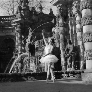 Ballerina im Nymphenbad des Dresdner Zwingers