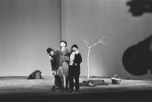 Szenenbilder aus "Warten auf Godot", Theaterstück von Samuel Beckett. Schiller-Theater Berlin, Februar 1965