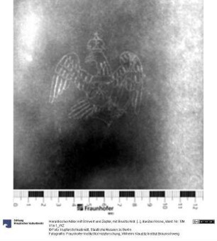 Heraldischer Adler mit Schwert und Zepter, mit Brustschild: [...], darüber Krone