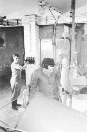Moderne Futterküche mit Vakuum-Futterautomaten für die Schweinemast in der LPG "Vorwärts" Jahnsdorf (Kr. Stollberg)
