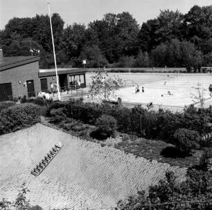 Sportanlagen: Freibad im Schönautal [später Schönau-Bad]: hinten Badende im Schwimmbecken: links Umkleidekabinen: vorn leeres Nichtschwimmerbecken