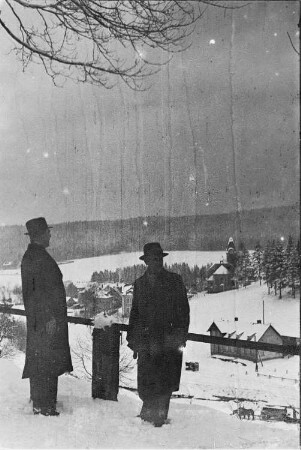 zwei Männer an einem Ausblick vom Hammerberg nach Breitenbach/Potucky