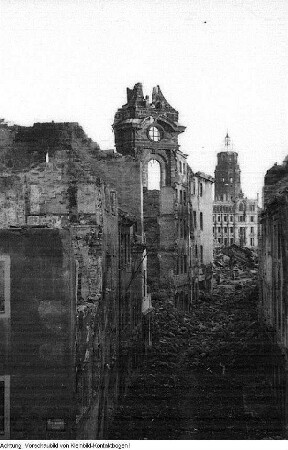 Dresden, Blick von der Brühlschen Terrasse zur Ruine der Frauenkirche, 1945