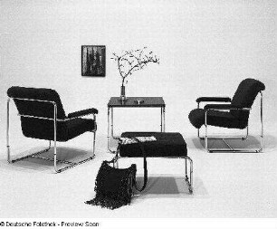 Sitzgruppe : Leipzig. Leipziger Herbstmesse, 1983. Sitzgruppe. Metall, Holz, Polsterung mit Mischgewebebezug dunkelbraun (1983; VEB Metallwaren Naumburg)