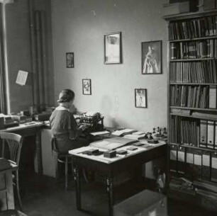 Mitarbeiterin beim Zusammenstellen von Leihscheinen und Lichtbildern, Sächsische Landesbildstelle, um 1937