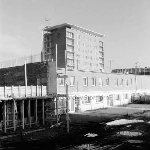 Marktplatz: Baustelle (links) und Gebäude, dahinter das Rathausgebäude: Blick von Südwesten