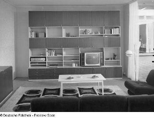 Couchtisch : Wohnzimmermöbel (1972; Möbelkombinat Nord (MKN)). Ansicht mit Anbauwand und Couchtisch mit Sessel