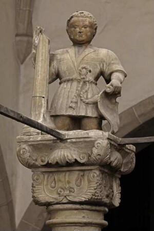 Tumba des Grafen Hoyer VI. von Mansfeld-Vorderort — Knabe mit kannelierter Säule