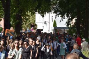 Bad Oldesloe: Kindervogelschießen: Am Bürgerpark Blickrichtung Südwesten: Einzug auf den Exer: Festumzug Theodor-Mommsen-Schule Klassen 6a und 6b: 13. Juli 2023