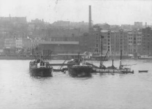 Hebung eines gesunkenen Dampfers mittels Katamaran-Kranschiff : Hamburg. Hafen. Hebung eines gesunkenen Dampfers mittels Katamaran-Kranschiff