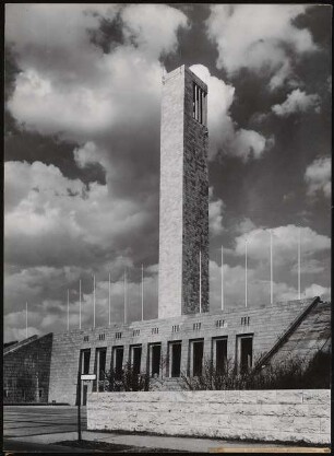 Reichssportfeld (Olympia-Stadion), Berlin: Glockenturm und Langemarck-Halle, Ansicht von der Friesen-Allee