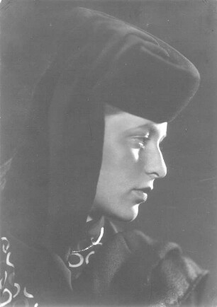 Porträt Genja Huebner, geb. Berger, mit Kappe. Dresden, wohl 1942