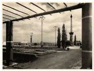 Gartenschau Sommerblumen am Funkturm, Berlin: Blick durch die Pergola auf das Ausstellungsgelände mit Sommerblumen und Funkturm